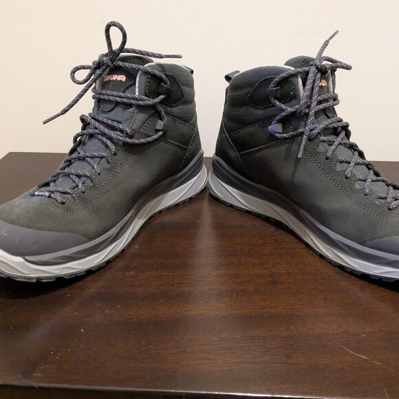 Lowa hiking boots-cute and almost new! - Picture 4 of 9